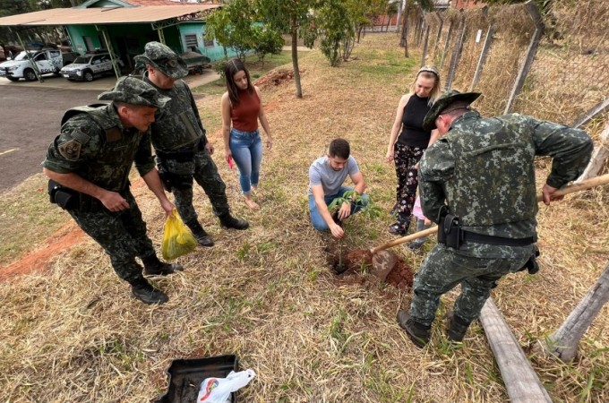 PM Ambiental realiza plantio de �rvores