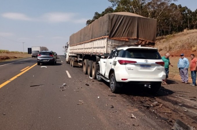 Empres�rio morreu ao bater na traseira de carreta em na SP-333