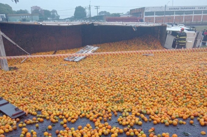 It�polis: Caminh�o tomba e derruba carga de laranjas em rodovia 