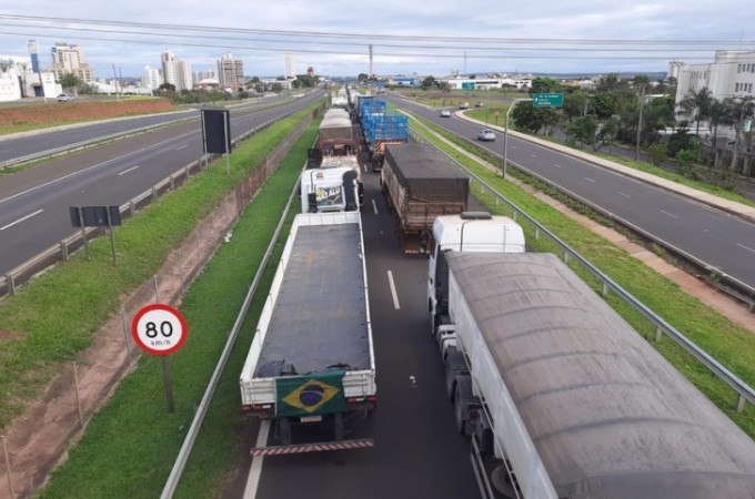 Bloqueios em rodovias do centro-oeste paulista chegam ao 3� dia