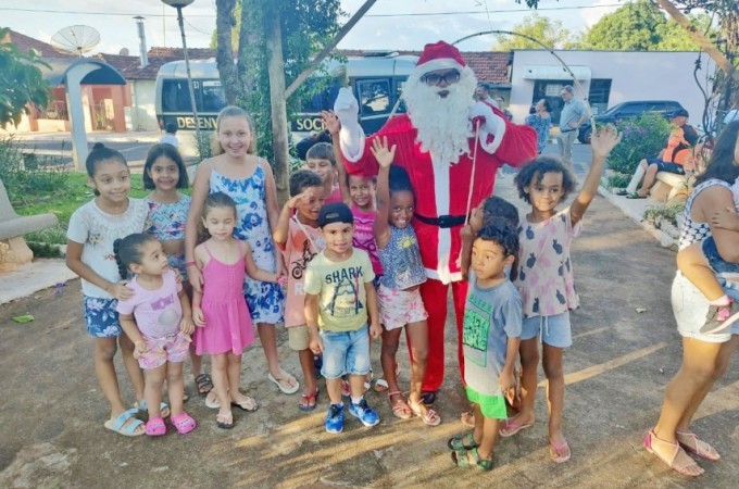 Distrito de Cambaratiba recebeu o Papai Noel