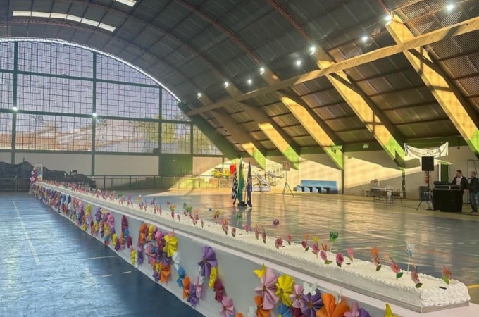 Bolo de 500 quilos marcou manh� do anivers�rio da cidade