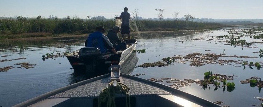 pm-ambiental-flagra-pescadores-com-redes-ilegal-no-rio-jacare-pepira