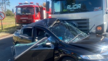 itapolis-motorista-morre-ao-ter-carro-atingido-por-caminhao