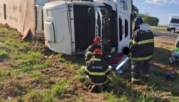 corpo-de-bombeiros-e-acionado-apos-tombamento-de-caminhao