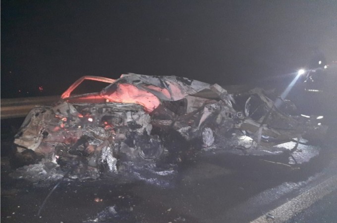 Homem morre carbonizado aps batida entre carro e caminho 