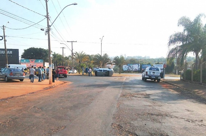 Veculo capota aps coliso na Av. Perimetral