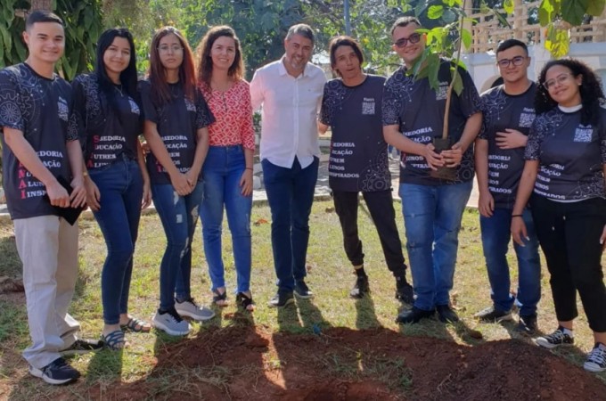 Praa Rui Barbosa ganhou plantio de rvore smbolo de Ibitinga