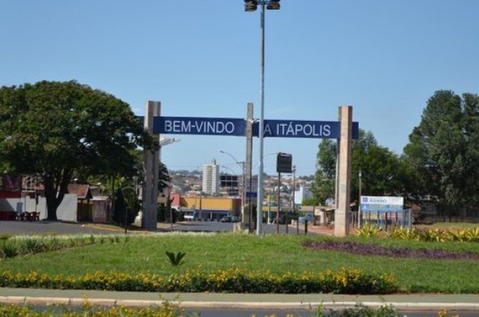 Homem morre ap�s caminh�o carregado de laranja tombar em It�polis