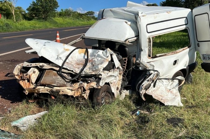 Acidente entre trs carros mata homem e deixa outra pessoa ferida