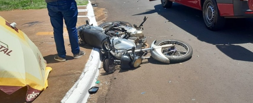batida-entre-carro-e-moto-deixa-3-pessoas-feridas-no-jd.-paineiras