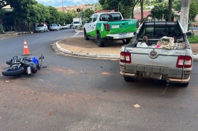 Ibitinga: Acidente entre moto e carro deixa jovem gravemente ferido