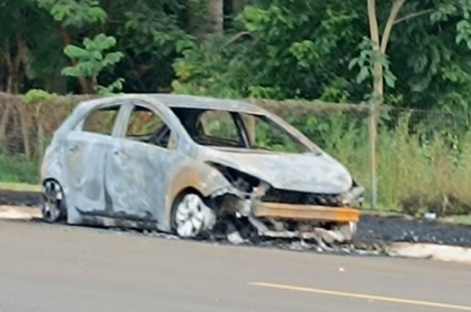 Veculo incendiado foi abandonado