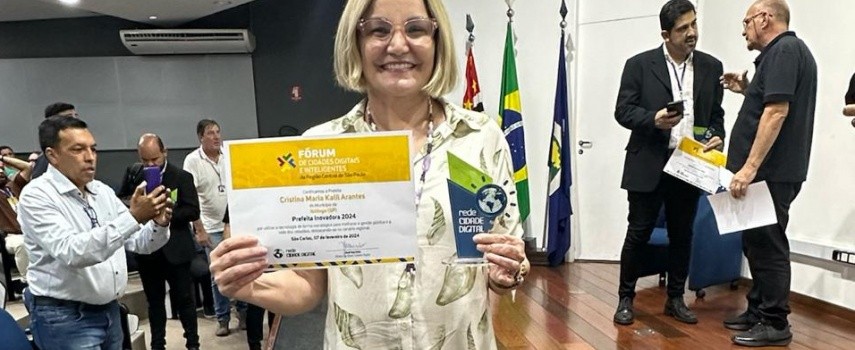 cristina-arantes-recebeu-premio-prefeito-inovador-2024