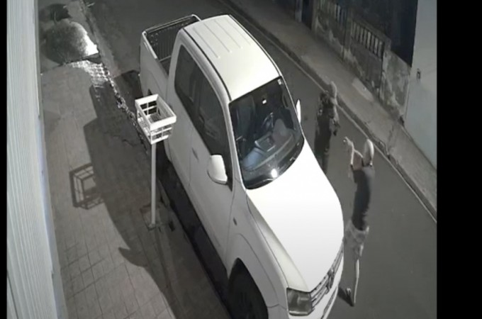 Ibitinga: Homem armado rouba Amarok branca