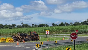 sp-304-caminhao-tomba-na-rodovia-que-da-acesso-a-itapolis