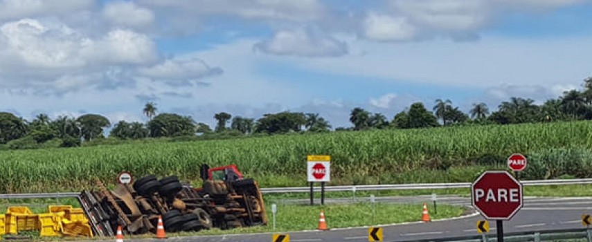 sp-304-caminhao-tomba-na-rodovia-que-da-acesso-a-itapolis