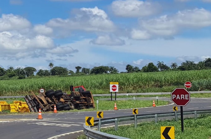 SP-304: Caminh�o tomba na rodovia que d� acesso a It�polis