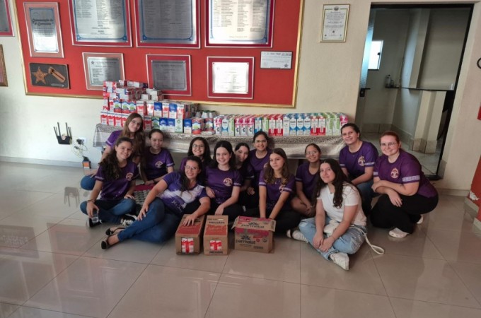 Jovens arrecadaram leite pra famlias carentes 