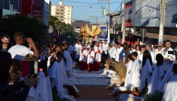 corpus-christi-em-ibitinga-reuniu-turistas-e-fieis