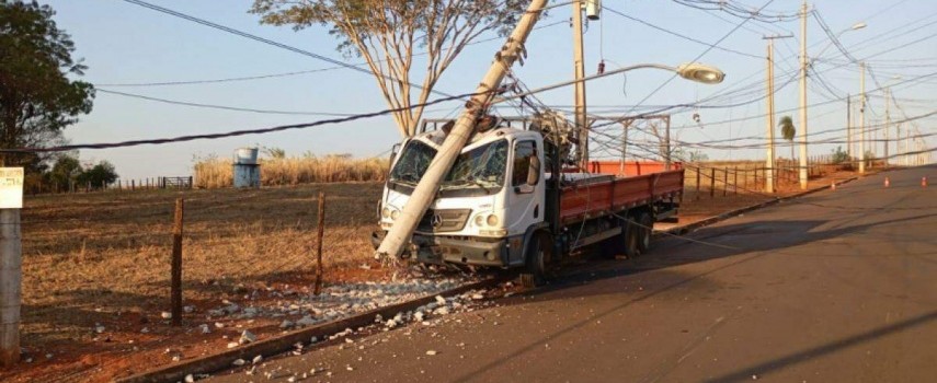 motorista-perde-o-controle-de-caminhao-e-atinge-poste