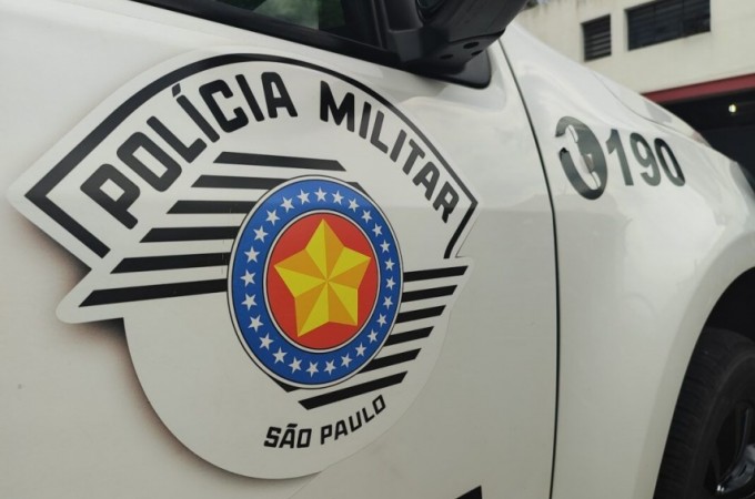 Carro  apreendido aps mulher fugir de blitz policial