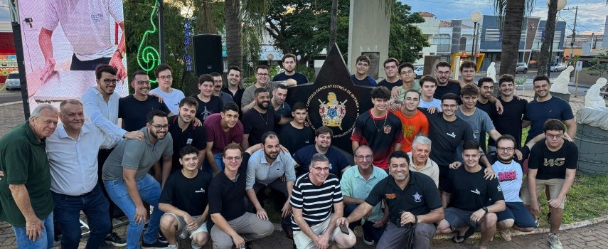 praca-joao-abrao-recebeu-monumento-demolay