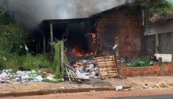 bombeiros-sao-acionados-para-conter-incendio-em-casa-no-centro