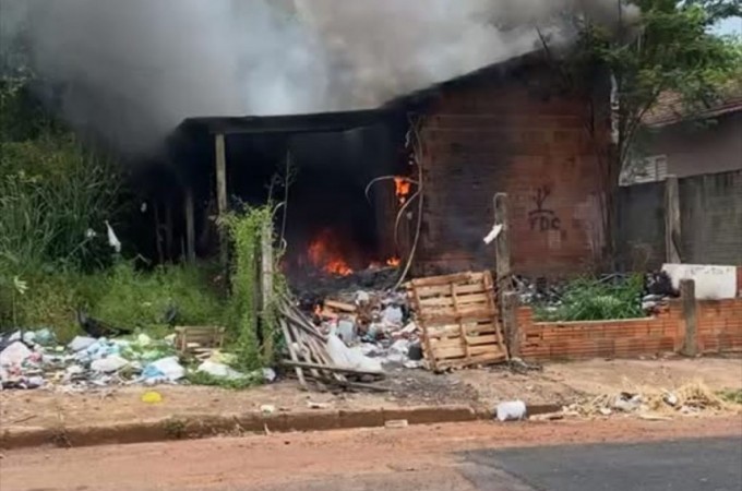 Bombeiros so acionados para conter Incndio em casa no Centro