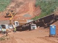 SP-333: Carreta cai em ribanceira entre Borborema e Ponga