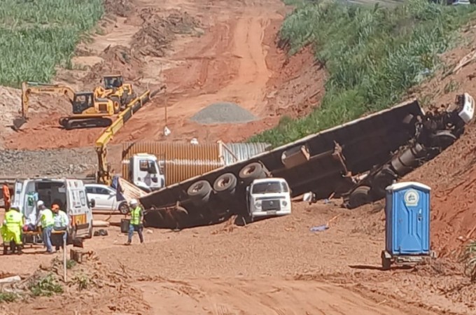 SP-333: Carreta cai em ribanceira entre Borborema e Ponga