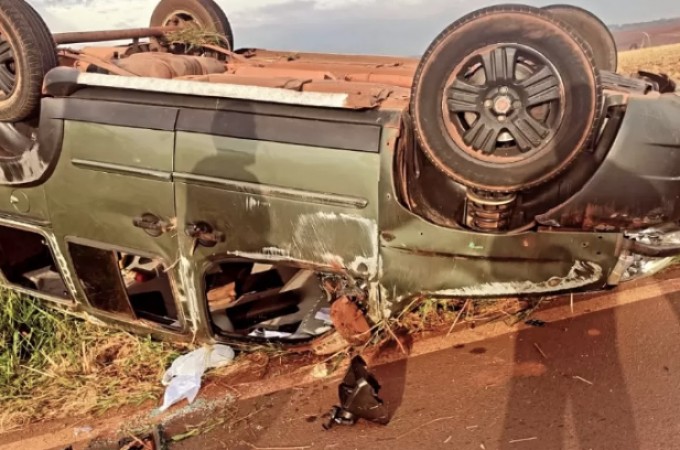  Carro capotou pr�ximo ao lix�o de Ibitinga