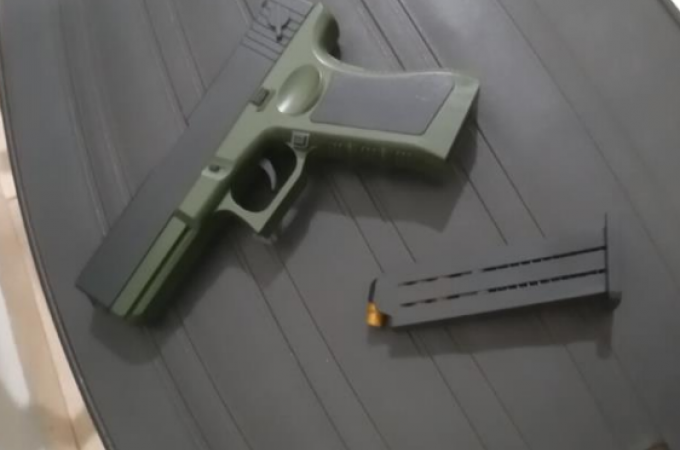 PM apreende simulacro de arma de fogo em posto de combust�veis