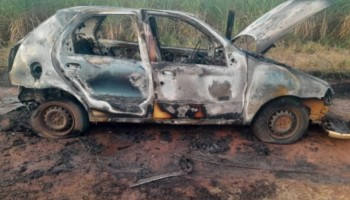 carro-foi-destruido-por-fogo-na-area-rural
