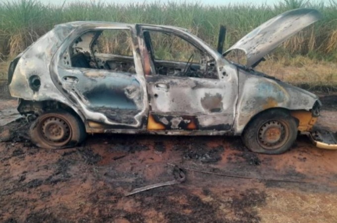 Carro foi destrudo por fogo na rea rural