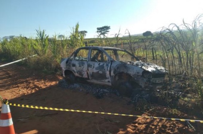 Carro foi encontrado incendiado com homem de 64 anos morto
