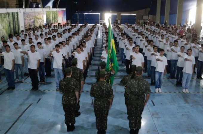 Juramento  Bandeira reuniu jovens no Pavilho de Exposies