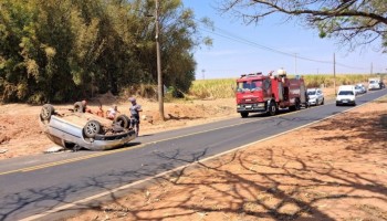 mulher-fica-ferida-apos-capotar-carro-em-vicinal-de-itapolis