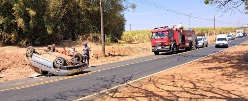 mulher-fica-ferida-apos-capotar-carro-em-vicinal-de-itapolis