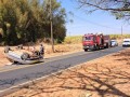 Mulher fica ferida aps capotar carro em vicinal de Itpolis