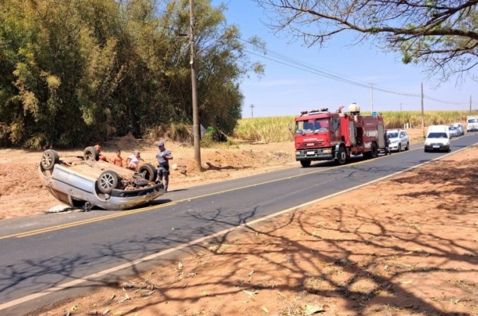 Mulher fica ferida aps capotar carro em vicinal de Itpolis