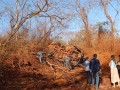 Caminho de combustvel tomba em estrada rural de Ibitinga