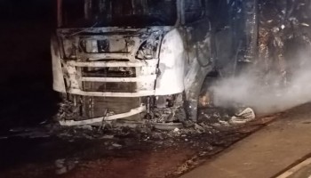 ibitinga-caminhao-de-frigorifico-pega-fogo-e-carga-foi-incendiada