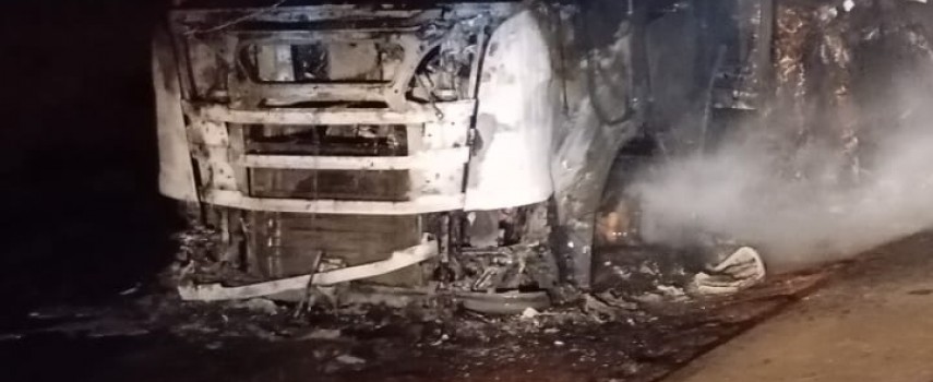 ibitinga-caminhao-de-frigorifico-pega-fogo-e-carga-foi-incendiada