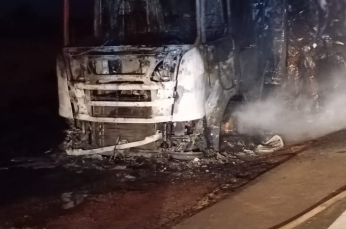 Ibitinga: Caminh�o de frigor�fico pega fogo e carga foi incendiada
