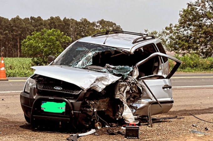 Motorista de Ibitinga fica gravemente ferido em acidente na SP-304