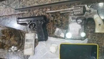 denuncia-levou-a-policia-ate-homem-com-drogas-e-armas