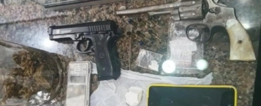 denuncia-levou-a-policia-ate-homem-com-drogas-e-armas