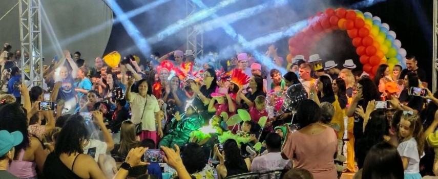 apae-realizou-espetaculo-festa-das-cores