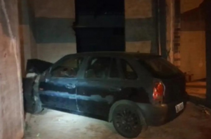 Carro invadiu im�vel e ocupantes do ve�culo fugiram